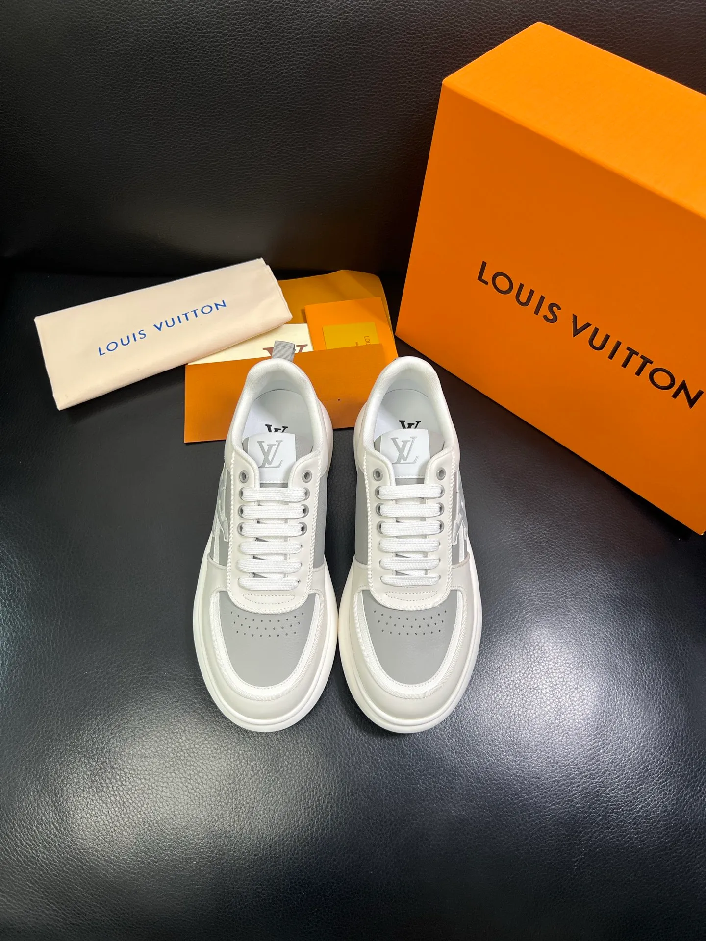 Men's shoes💰800 Lv 🔍Top purchasing agent🇮🇹 Louis Vuitton, the sports sneaker counter is synchronized, the uppers are imported from Italy, high-quality splicing colorful and complex crafts, the imported mesh padding is soft and comfortable, soles: original soles specially provided by the original factory, T men's men's shoes 💰U exclusive movable molded soles are super comfortable, original factory and single goods, 🔍🔍high quality, you can enter and exit the counter at will, welcome to compare, code number 38-44 (customized 45) 85871